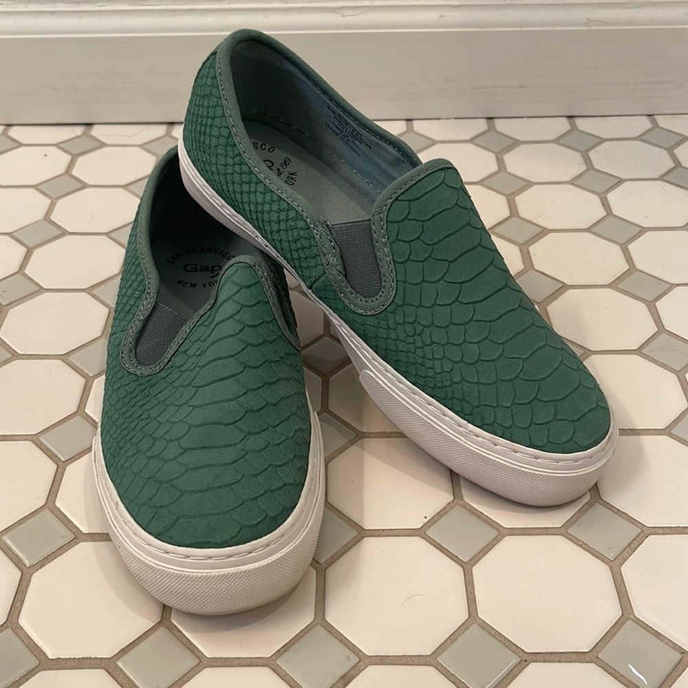 Gap slip on sneakers snake skin texture green